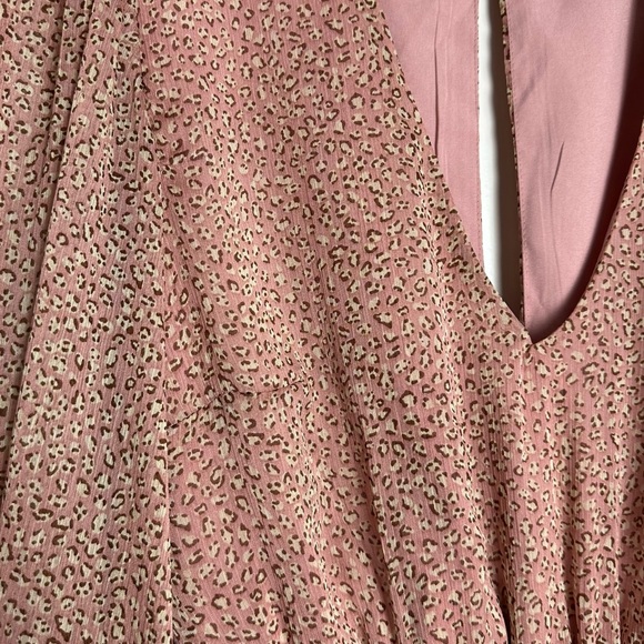 Saints + Secrets Long balloon sleeve leopard print blush romper size medium - Picture 4 of 10